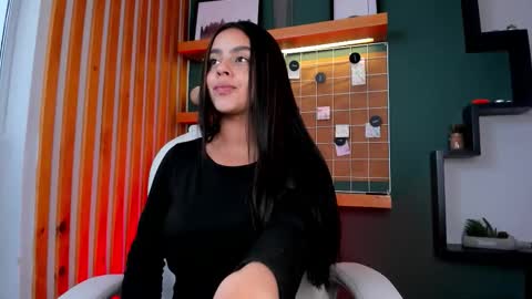 Snapshot of bella_walker_ chatting on 10/14/25, 08:42 BELLA online show from 10/14/25, 08:42