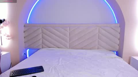 Snapshot of bella_williiams_ chatting on 03/31/26, 12:05 Bella online show from 03/31/26, 12:05