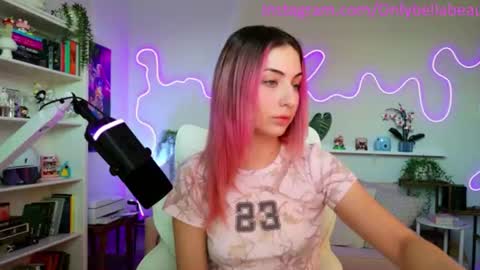 Snapshot of bellabeauu chatting on 06/18/26, 01:06 bella beau online show from 06/18/26, 01:06