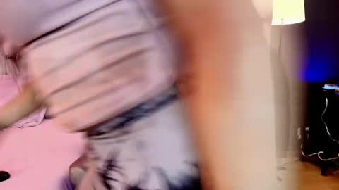 Snapshot of bellafernandez chatting on 05/18/26, 01:17 Bella online show from 05/18/26, 01:17