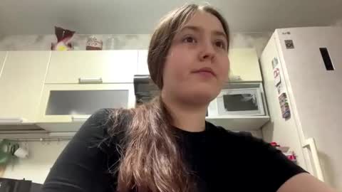 Snapshot of bellahadid8 chatting on 12/16/25, 06:24 Charming Hamster online show from 12/16/25, 06:24