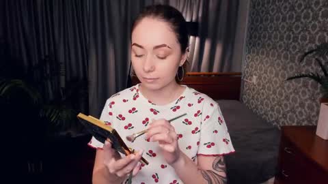 Snapshot of bellahux chatting on 04/22/26, 08:06 Bella online show from 04/22/26, 08:06