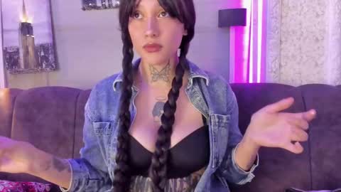 Snapshot of bellakittyyy_ chatting on 10/13/25, 03:50 Bella online show from 10/13/25, 03:50