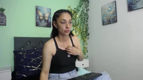 Bella online show from 10/25/25, 03:07