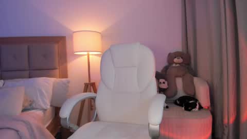 Snapshot of bellamia_ chatting on 10/04/25, 11:58 Bella Mia online show from 10/04/25, 11:58