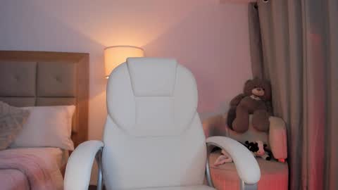 Snapshot of bellamia_ chatting on 10/16/25, 01:17 Bella Mia online show from 10/16/25, 01:17