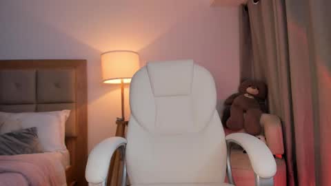 Snapshot of bellamia_ chatting on 10/17/25, 03:53 Bella Mia online show from 10/17/25, 03:53