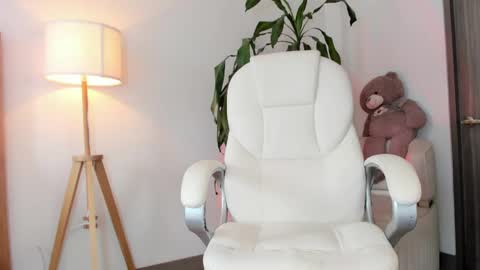 Snapshot of bellamia_ chatting on 04/25/26, 01:41 Bella Mia online show from 04/25/26, 01:41