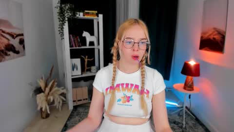 Snapshot of bellamontgomery chatting on 09/10/25, 09:48 Bella online show from 09/10/25, 09:48