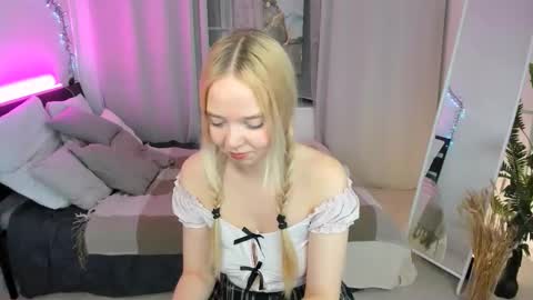 Snapshot of bellamontgomery chatting on 10/16/25, 10:11 Bella online show from 10/16/25, 10:11