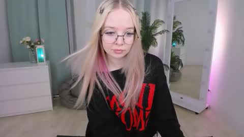 Snapshot of bellamontgomery chatting on 03/06/26, 12:56 Bella online show from 03/06/26, 12:56