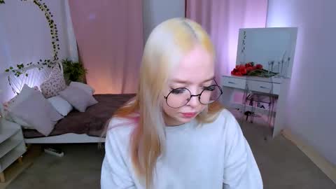 Snapshot of bellamontgomery chatting on 03/25/26, 12:22 Bella online show from 03/25/26, 12:22