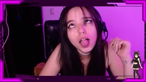 Snapshot of bellamoteluna chatting on 10/28/25, 01:31 Bella Monteluna online show from 10/28/25, 01:31