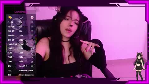 Snapshot of bellamoteluna chatting on 10/31/25, 03:35 Bella Monteluna online show from 10/31/25, 03:35