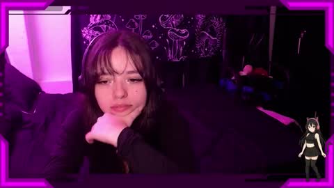 Snapshot of bellamoteluna chatting on 11/12/25, 02:45 Bella Monteluna online show from 11/12/25, 02:45