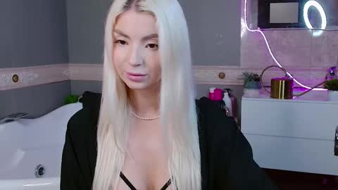 Snapshot of bellamur_ chatting on 05/19/26, 12:44 Bella online show from 05/19/26, 12:44