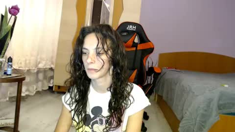 Snapshot of bellaqueen0701 chatting on 03/09/25, 10:19 bellaqueen0701 online show from 03/09/25, 10:19