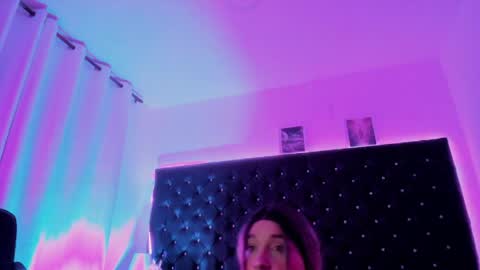 Snapshot of bellaroge chatting on 04/18/26, 05:22 bellaroge online show from 04/18/26, 05:22