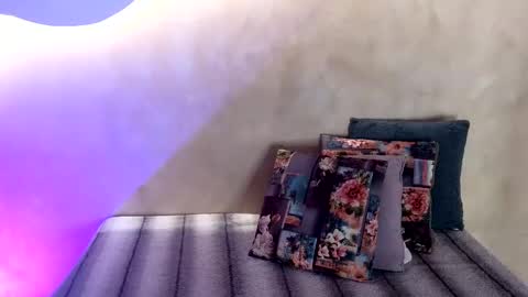 bellarooux online show from 12/17/25, 12:11