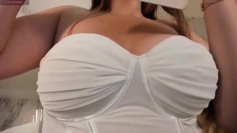 Snapshot of bellarosex1 chatting on 09/25/25, 05:00 Bella Rose online show from 09/25/25, 05:00