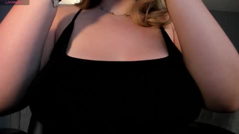 Snapshot of bellarosex1 chatting on 12/03/25, 03:25 Bella Rose online show from 12/03/25, 03:25