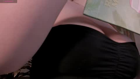 Snapshot of bellarosex1 chatting on 12/21/25, 03:46 Bella Rose online show from 12/21/25, 03:46