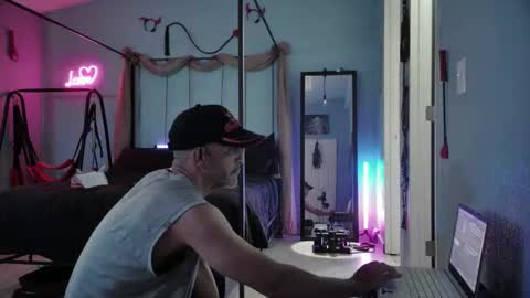 Snapshot of bellaskeykeeper chatting on 04/19/26, 02:44 Bellaskeykeeper online show from 04/19/26, 02:44