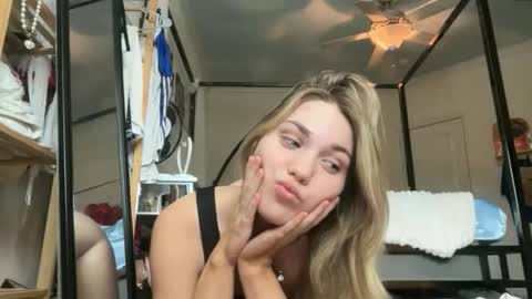 Snapshot of bellaxrxx chatting on 04/14/26, 07:09 Bella 3 online show from 04/14/26, 07:09