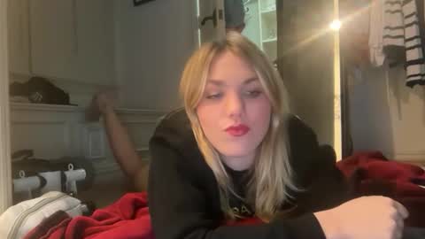 Snapshot of bellaxrxx chatting on 04/20/26, 04:59 Bella 3 online show from 04/20/26, 04:59