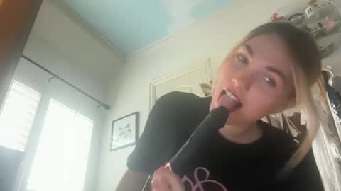 Snapshot of bellaxrxx chatting on 05/15/26, 07:10 Bella 3 online show from 05/15/26, 07:10