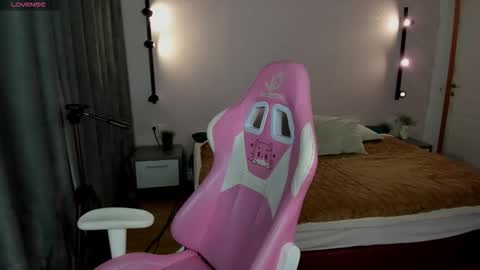 Snapshot of belle_wa1ker chatting on 11/09/25, 01:04 Belle online show from 11/09/25, 01:04