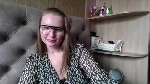 Amelia online show from 11/06/25, 10:27