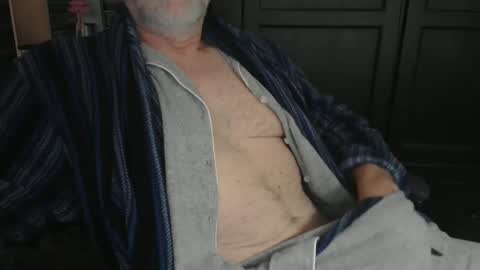 Snapshot of bendrinkin chatting on 01/28/25, 10:23 bendrinkin online show from 01/28/25, 10:23