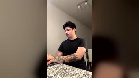 Snapshot of benisback11b chatting on 04/22/26, 04:04 benisback11b online show from 04/22/26, 04:04