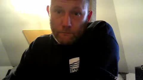 Snapshot of benizio_ chatting on 02/25/25, 04:00 benizio online show from 02/25/25, 04:00