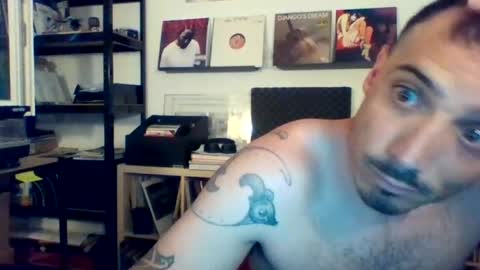 Snapshot of bennyhola chatting on 06/22/26, 10:45 BennyHola online show from 06/22/26, 10:45