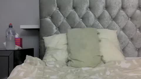 Snapshot of bermudatriangle12 chatting on 12/15/24, 04:59 tixxie  online show from 12/15/24, 04:59