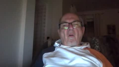 Snapshot of bernard1102 chatting on 01/01/25, 04:29 bernard1102 online show from 01/01/25, 04:29