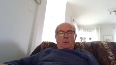 Snapshot of bernard1102 chatting on 10/24/25, 01:29 bernard1102 online show from 10/24/25, 01:29