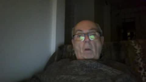 Snapshot of bernard1102 chatting on 11/16/25, 01:22 bernard1102 online show from 11/16/25, 01:22