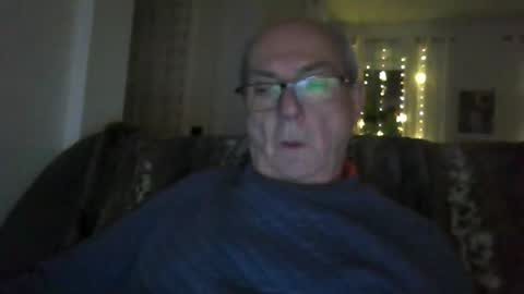 Snapshot of bernard1102 chatting on 11/27/25, 01:18 bernard1102 online show from 11/27/25, 01:18