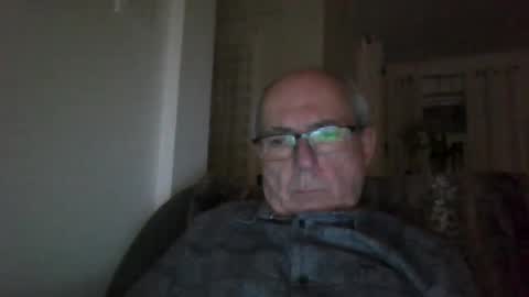 Snapshot of bernard1102 chatting on 11/30/25, 04:38 bernard1102 online show from 11/30/25, 04:38