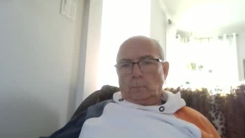 Snapshot of bernard1102 chatting on 12/20/25, 04:14 bernard1102 online show from 12/20/25, 04:14