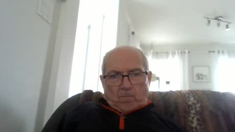 Snapshot of bernard1102 chatting on 04/17/26, 01:36 bernard1102 online show from 04/17/26, 01:36