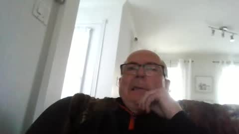 Snapshot of bernard1102 chatting on 04/19/26, 10:01 bernard1102 online show from 04/19/26, 10:01