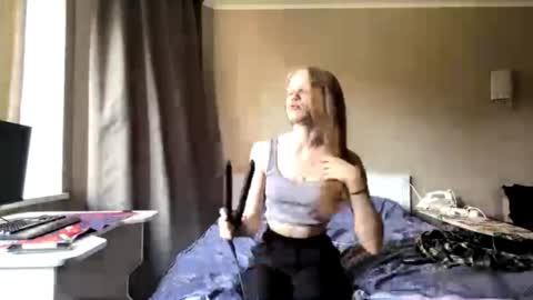 Snapshot of berniecemontell chatting on 09/10/25, 01:11 Sophia online show from 09/10/25, 01:11