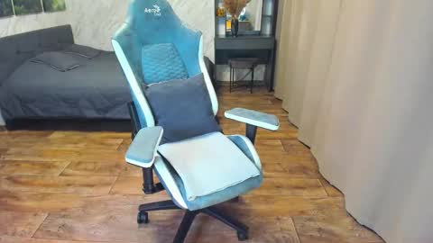 Snapshot of berry_lipsss chatting on 02/21/25, 01:33 Im Lola online show from 02/21/25, 01:33