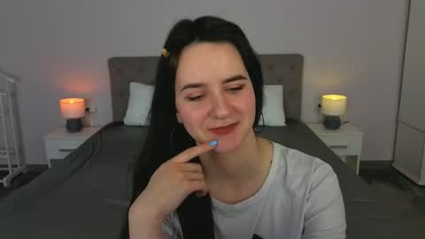 Snapshot of berrydiva chatting on 04/24/26, 05:04 Violette online show from 04/24/26, 05:04