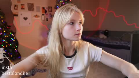 Snapshot of bestblondiiecb chatting on 12/20/24, 06:13 Chloe Next stream on Friday online show from 12/20/24, 06:13