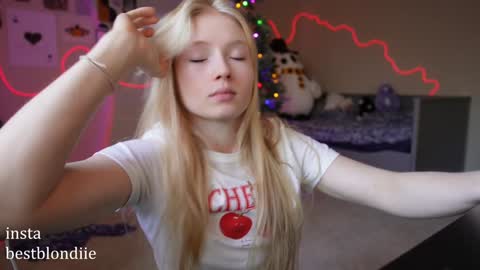 Snapshot of bestblondiiecb chatting on 12/21/24, 05:29 Chloe Next stream on Friday online show from 12/21/24, 05:29